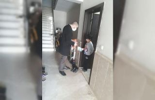 Çocukları kapıda ziyaret ederek kitap hediye ediyor