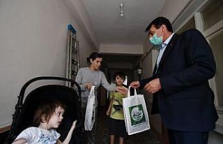 Çocukların bayramlıkları Başkan Dündar’dan