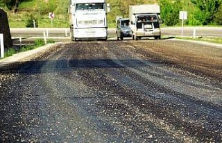 Çöl sıcakları gelmeden asfalt eridi