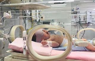 Çöpte bulunan bebek yaşam savaşı veriyor