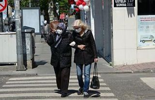 Çorlu’da yaşlılar sokağa çıktı