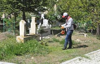 Covid-19 mezar temizliğine engel olmadı