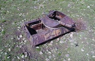 Dağ eteğindeki terk edilmiş tanklar görenleri...