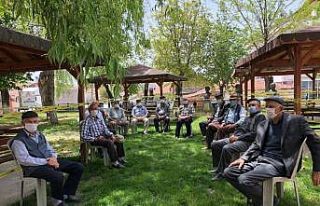 Dedeler arkadaşlıklarını sosyal mesafeli sürdürüyorlar