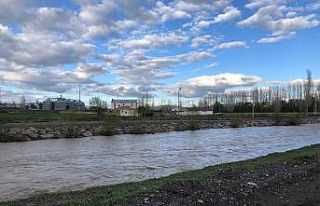 Dengesini kaybederek çaya düşen çocuk kayboldu