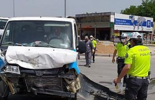 Denizli’de minibüs otomobille çarpıştı: 2 yaralı