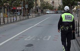 Denizli’de vatandaşlar sokağa çıkma kısıtlamasına...