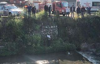 Dereye düşen şahsı AFAD ve itfaiye ekipleri kurtardı