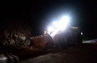 Dev kaya parçaları yola düştü