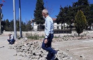Devrekani’de zarar gören kilit parkeler onarılıyor