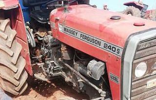 Devrilen traktörün altında can verdi