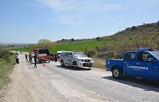 Devrilen traktörün altında sıkışarak can verdi