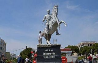 Didim’de Atatürk heykelleri boyandı