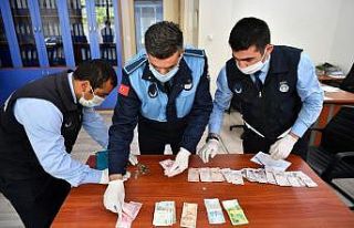 Dilenci dövizle yakalandı