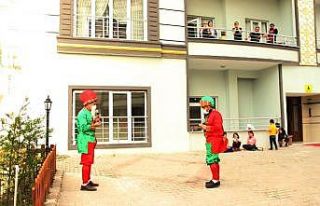 Din görevlileri cübbelerini çıkarıp kostüm giydi