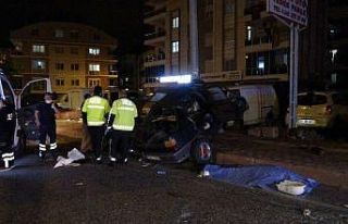 Direğe çarpan otomobil hurdaya döndü: 1 ölü,...