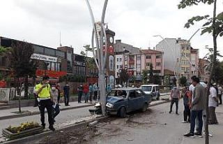 Direksiyon hakimiyetini kaybedince araç elektrik...