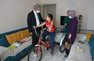 Doğuştan yürüme engelli gencin elektrikli bisiklet...