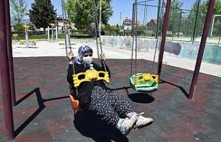 Dört saatte çocukluklarına dönüp salıncağa...