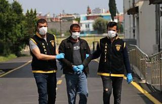 Düz kontak yapıp araç çalmak isterken polise yakalandılar