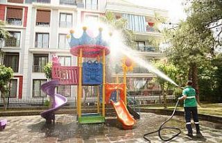 Efeler’de parklarda temizlik çalışması gerçekleştirdi