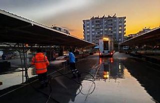 Efeler’de semt pazarları düzenli olarak temizleniyor