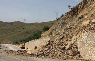 Elazığ-Keban yolunda heyelan, kaya parçaları yolu...