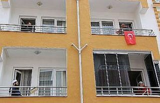 Elazığ’da korona nedeniyle balkonlarda mukabele...