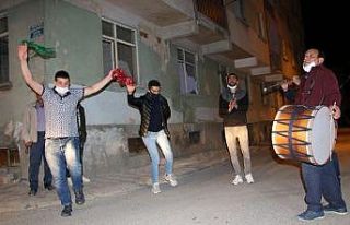 Elazığ’da sosyal mesafeli "sahur halayı"...