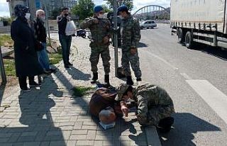 Epilepsi nöbeti geçiren vatandaşın yardımına...