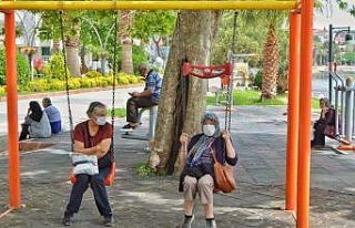 Erdek’te polis 65 yaş üstü vatandaşlara çiçek...