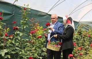 Erdemli’de annelere sepet dolusu gül