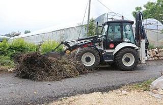 Erdemli’de çiftçilerin bahar temizliğine belediye...
