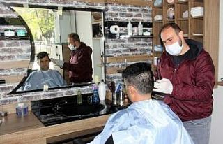 Erzincan’da berber ve kuaförler iş başı yaptı
