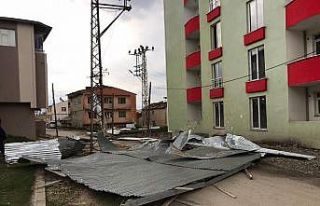 Erzurum’da şiddetli rüzgar binanın çatısını...