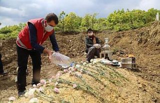 Eşi 40 gün önce vefat eden Fadime teyzeye vefa