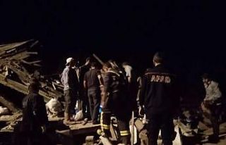 Ev çökünce altındaki ahırda bulunan 2 büyükbaş...