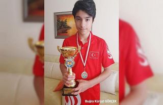 Evde Kal Satranç Turnuvası şampiyonları kupalarını...