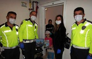 Evde kalan çocuklara polis amcalardan ziyaret