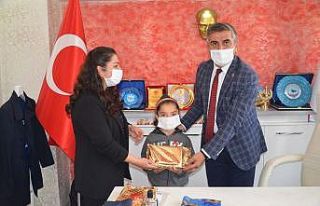 Evde kalıp kitap okuyan öğrenciler çeyrek altınla...