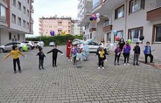 Evden çıkamayan çocuklara Palyaçolu sürpriz