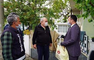 Evden çıkamayan yaşlı kadına doğum günü sürprizi