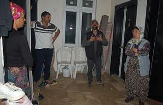 Eve kapanan komşusuna yardım istiyor