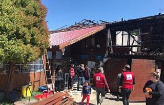 Evi yanan aileye Kızılay’dan konteynır