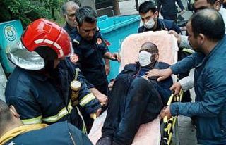 Evinde yangın çıkan engelli adamı itfaiye kurtardı