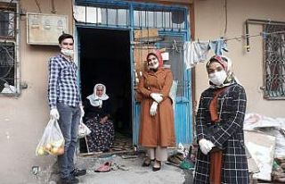 Evinden çıkmayan yaşlılar için alışveriş yaptılar
