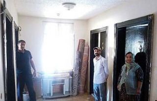 Evine kapanan kadın 4 gündür yemek yemiyordu, ikna...