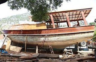 Evlerinin bahçesinde tekne yapıyorlar