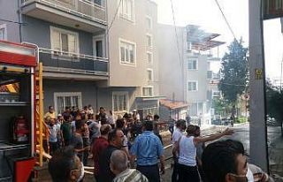 Fırının yanan çatısının sokağa yıkılma anı...