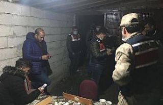 Garajda okey oynarken yakalanınca, kahkaha attılar